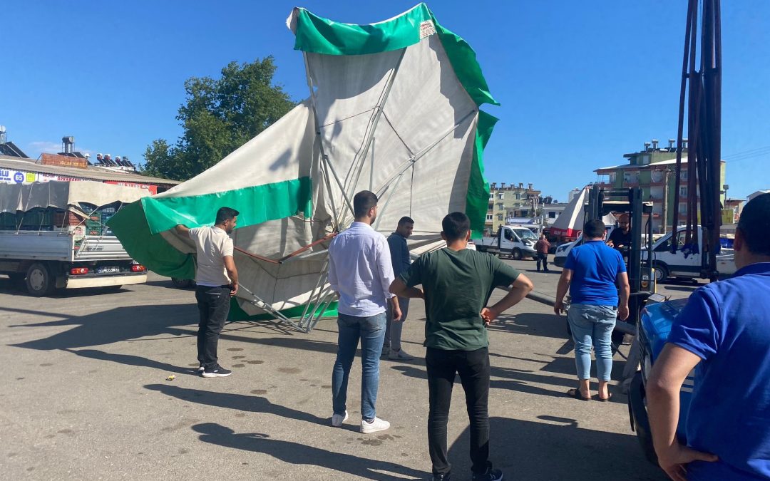 Fırtına Toptancı Halinde Şemsiyeleri Devirdi, Araçta Maddi Hasar Oluştu