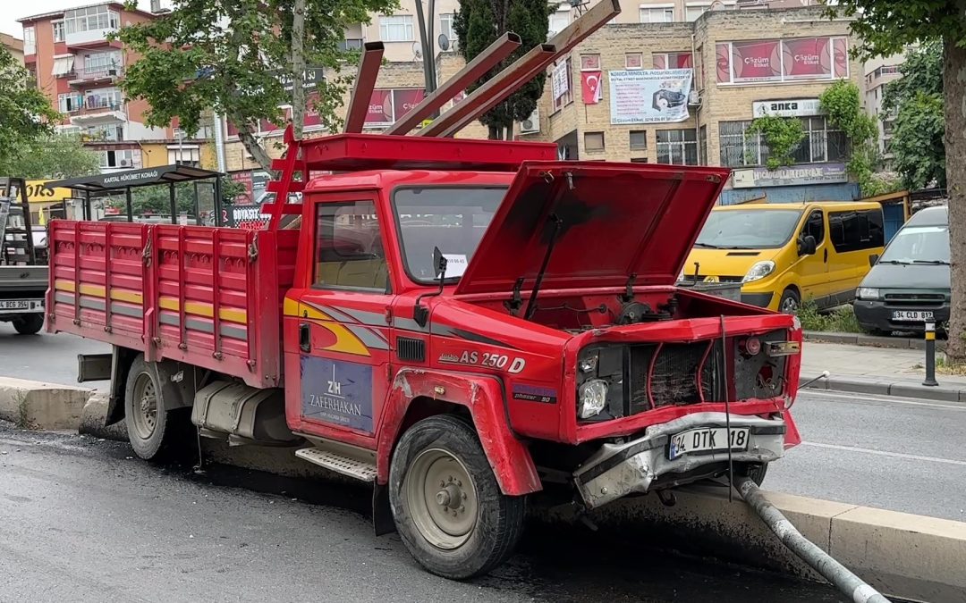 Kartal’da freni patlayan kamyonet 2 araca çarptı: 1 yaralı