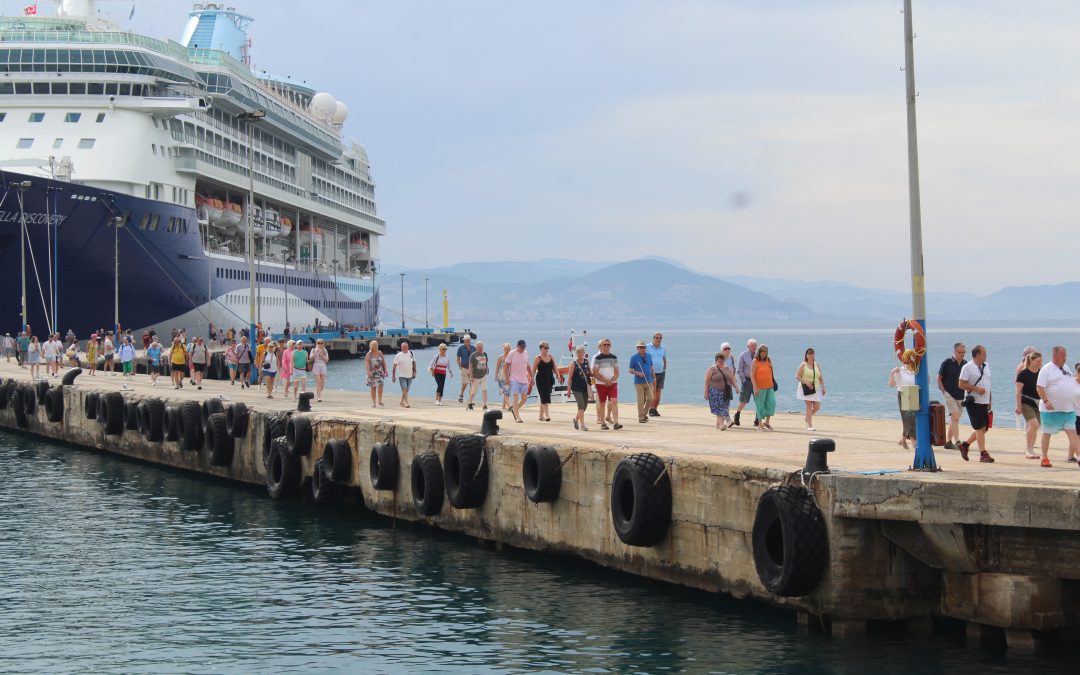 Alanya’ya Bahama Bayraklı Yolcu Gemisi Geldi