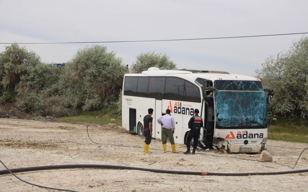 Yolcu Otobüsü Tarlaya Uçtu: 4 Yaralı