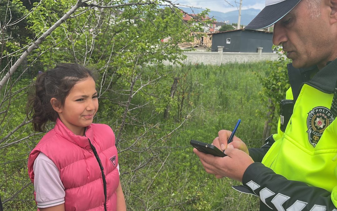 Minik Öğrenci Trafik Kurallarına Uymayan Sürücüyü Şikayet Etti