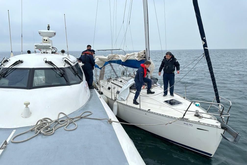 Yalova açıklarında motoru arızalanan tekne kurtarıldı