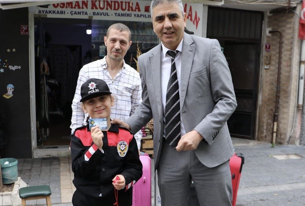 9 Yaşındaki Elif, Fahri Trafik Dedektifi Oldu