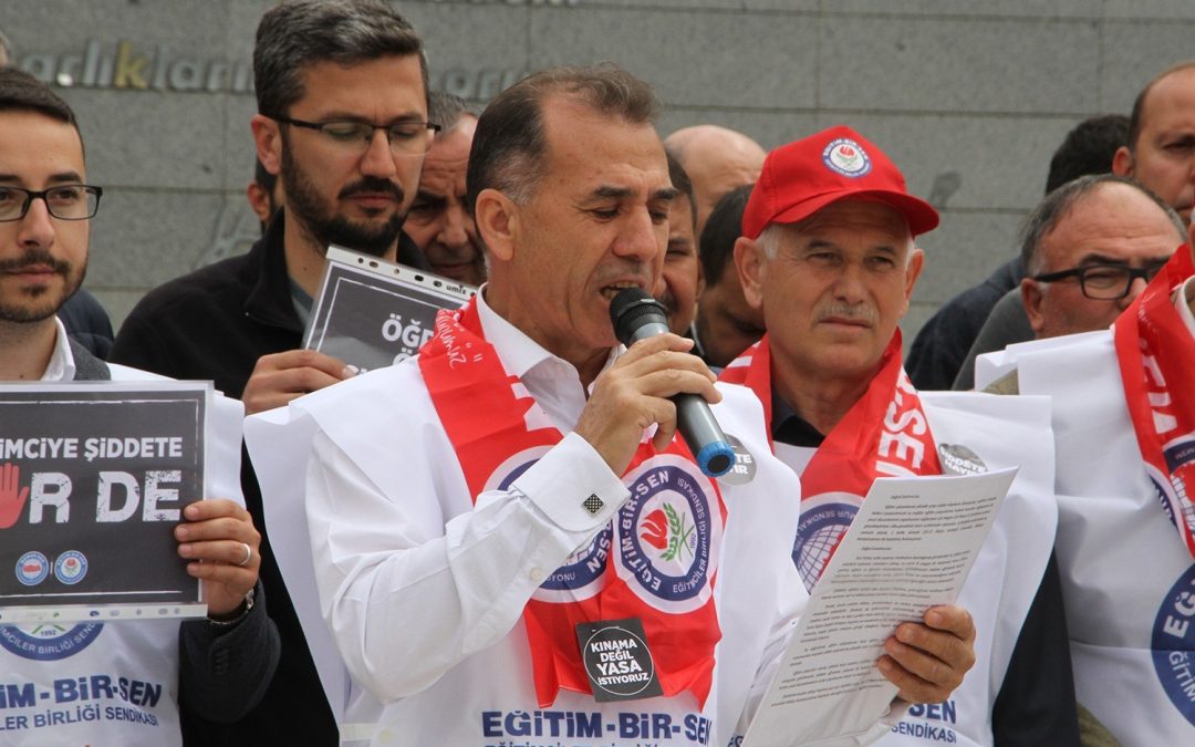 Manisa ilçelerinde öğretmenler şiddeti protesto etti.