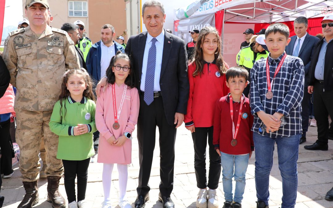 Bitlis’te Trafik Haftası Kutlamalarıyla Çocuklara Trafik Eğitimi Verildi