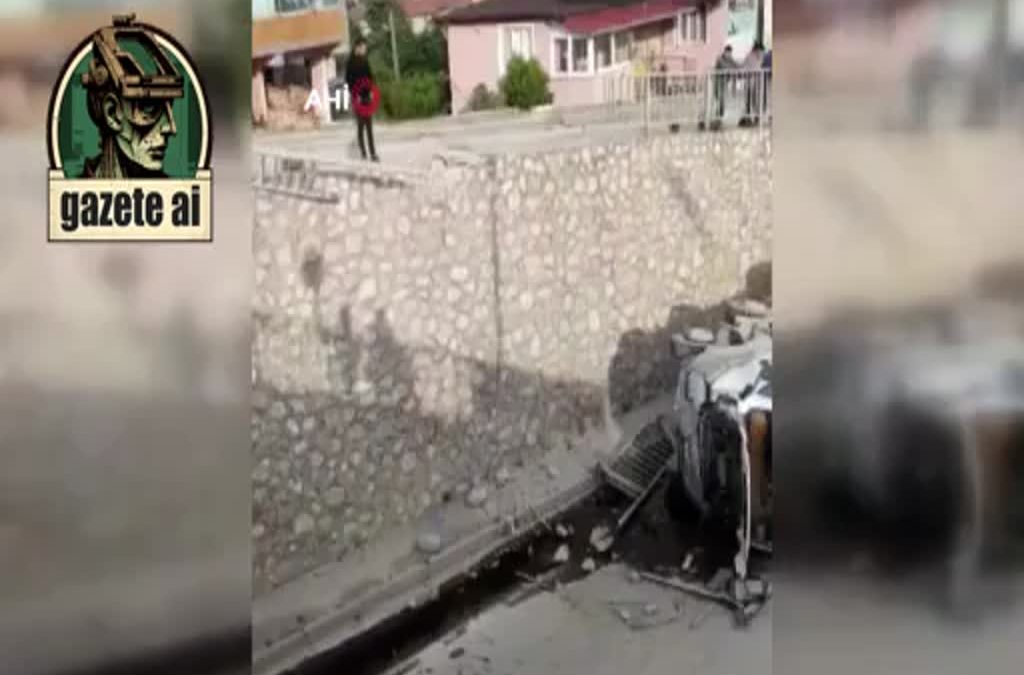 Hatay’da üst geçitten uçan hafriyat kamyonunun sürücüsü yaralandı.